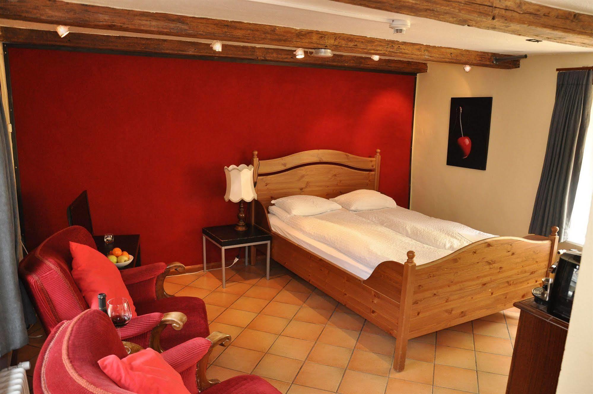 Aux Chambres Du Banneret Невшатель Экстерьер фото