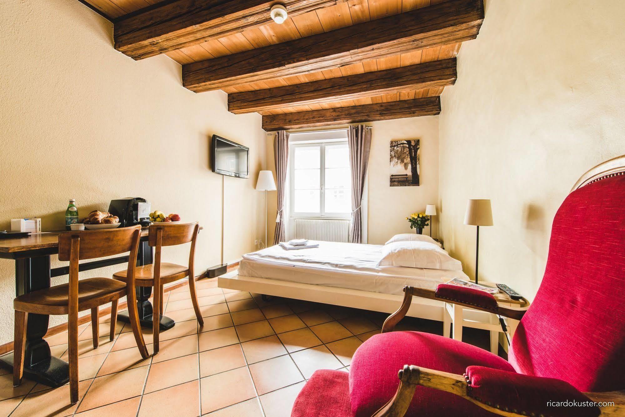 Aux Chambres Du Banneret Невшатель Экстерьер фото