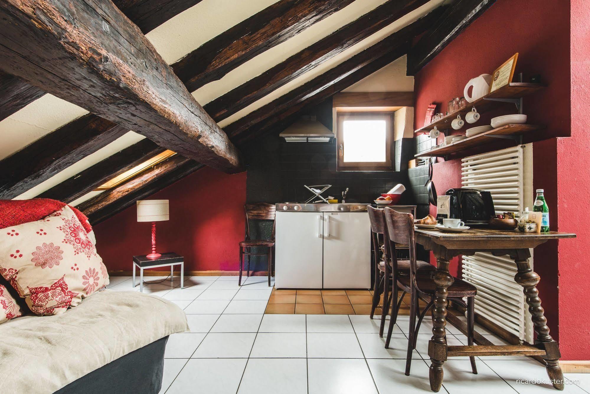 Aux Chambres Du Banneret Невшатель Экстерьер фото